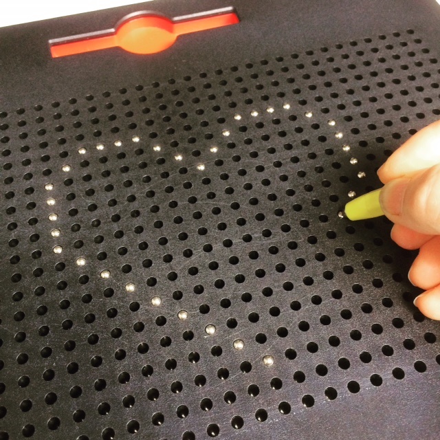 Magnetische Zeichentafel Magnetspiel mit Kugeln und Stift Pädagogisches Spiel 